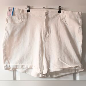 No Boundaries White Cuffed High-Rise Shorts Size 22W NWT